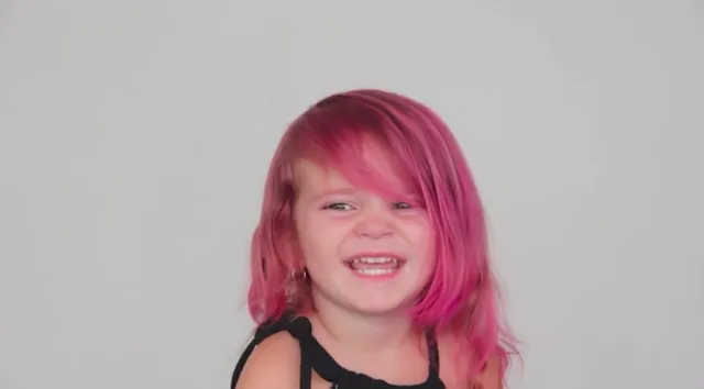髪をピンク　女の子