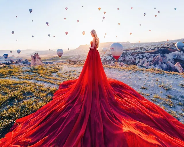 Kristina Makeeva ドレスと風景　カッパドキア