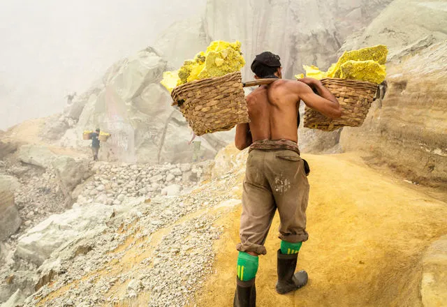 硫黄の採掘をする労働者