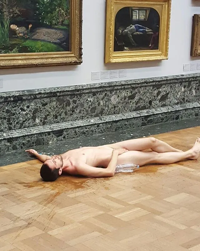 裸の男性　美術館