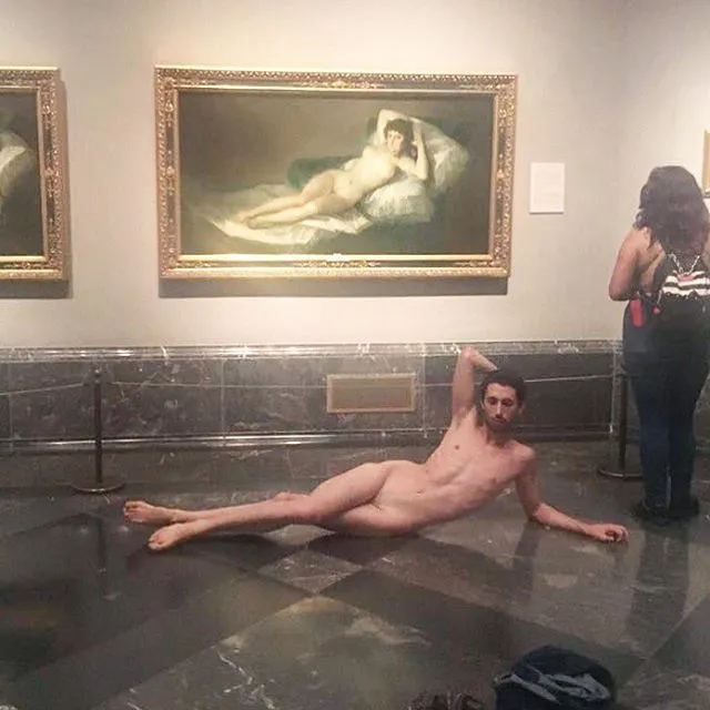 “絶対に見せない”ポリシー　裸の男性