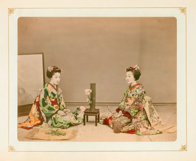 「100年前の美しい日本」花を生ける女性