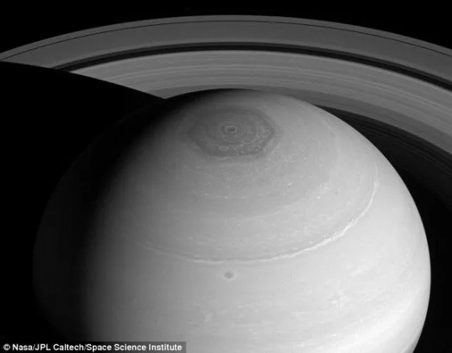 土星にある「六角形の渦」