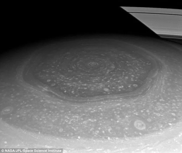 土星にある「六角形の渦」