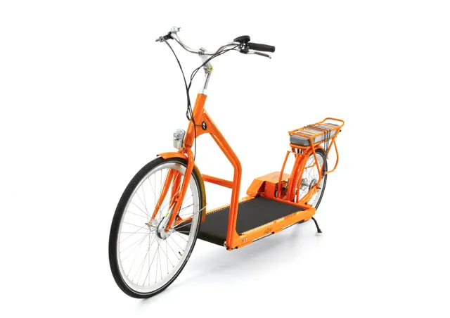 ノスタルジック　歩いて進む自転車　オレンジ