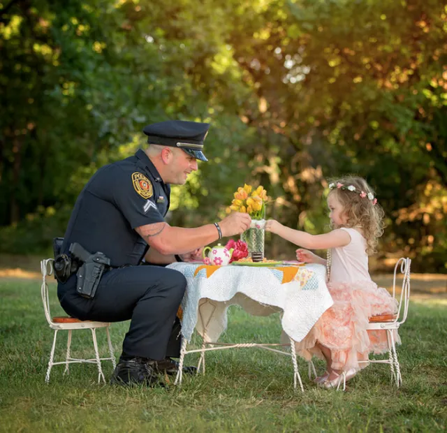忘れられない記念日に どうしても警察官を お茶会 に招きたかった2歳の少女 Tabi Labo
