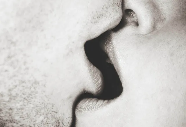 カップルのキスの画像