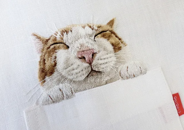 顔をのぞかせるリアルなネコ　刺繍