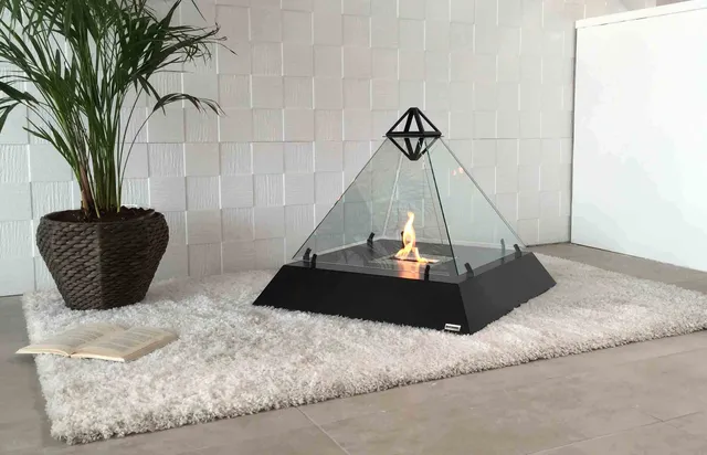 ルーヴル美術館のピラミッドにあこがれ ガラスの暖炉 が完成した Tabi Labo