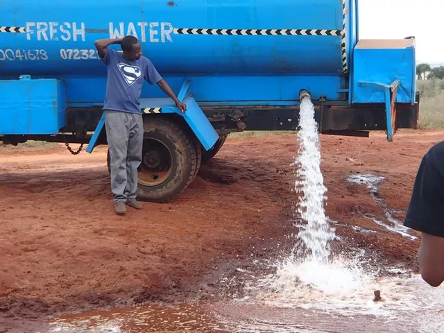 ケニア　砂漠　トラック　水