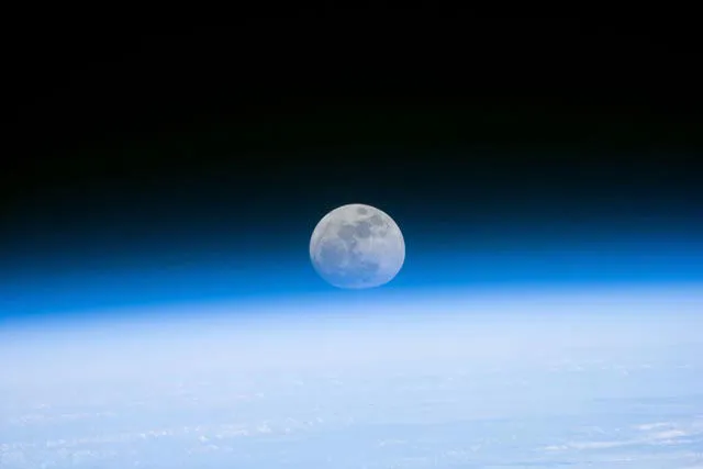 スペースシャトルから撮影された月