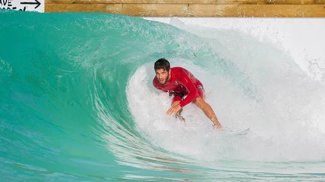 光る波を乗りこなす！世界初のエレクトリカル「ナイトサーフィン」が