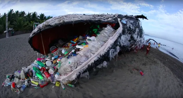 プラスチックごみのクジラ　フィリピンの海