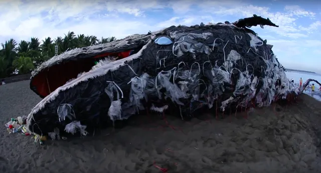 グリーンピース　プラスチックゴミで制作されたクジラ